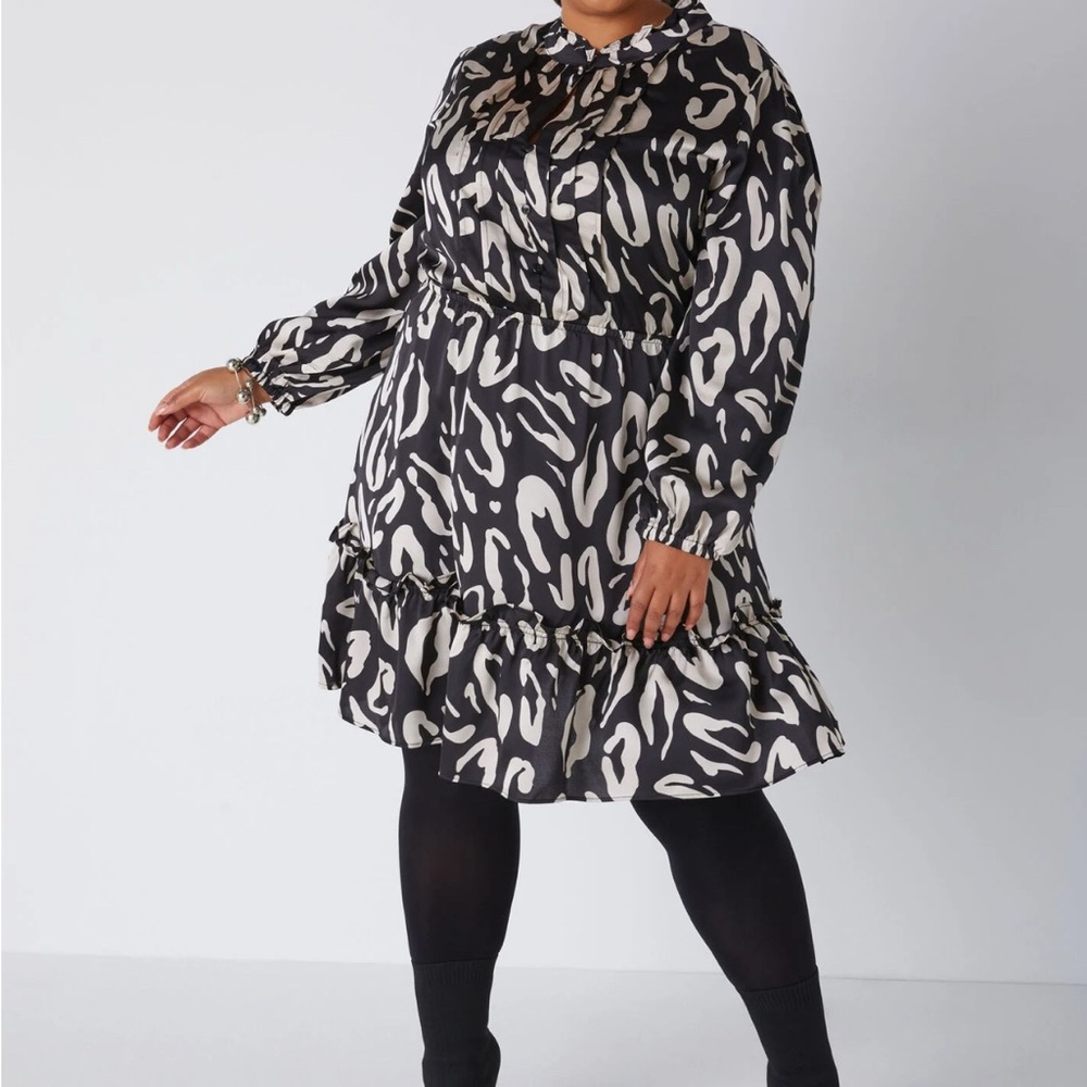 NEW‼️ ASHLEY STEWART Black and Cream Pleated Printed Satin Dress Sz. 26/28